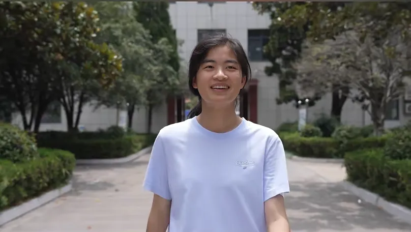 梁诗祎，女飞榜首