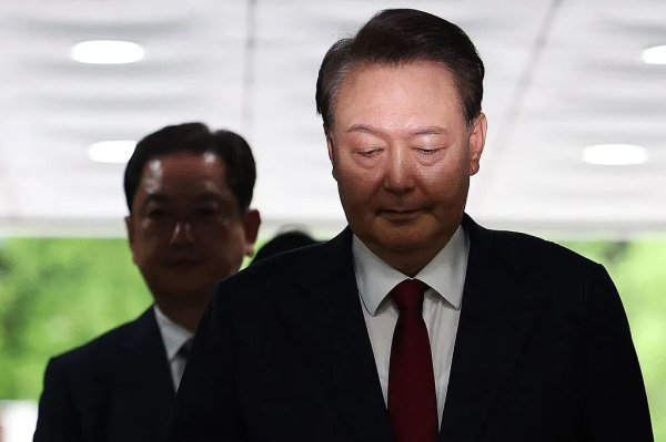 “仅穿内衣躺地”，尹锡悦抗捕细节曝光