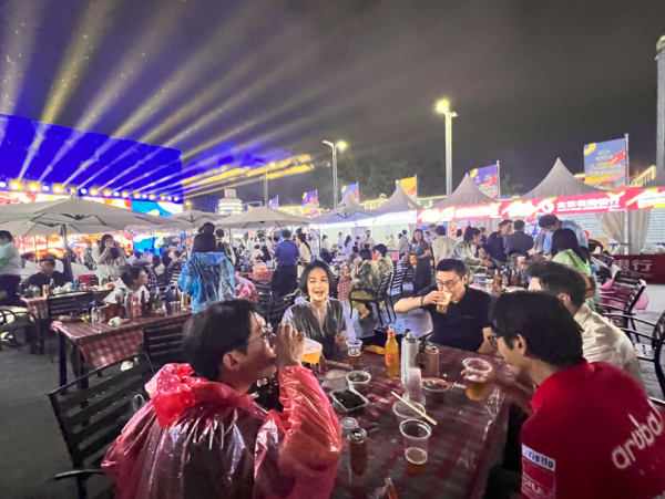 这届年青东谈主正在用夜耗尽从头界说北京